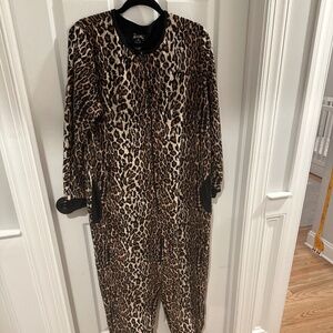 Nick and Nora adult leopard  pajamas  w feet xl onesie feety